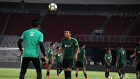 Evan Dimas melakukan juggling bola.