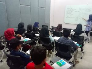 Anak Driver Ojol di Kendari Tempuh 19 Km Demi Belajar Bahasa Inggris Anak Driver Ojol di Kendari Tempuh 19 Km Demi Belajar Bahasa Inggris