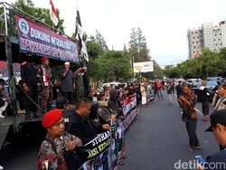 Massa Berunjuk Rasa Dukung MK Netral Digelar di Solo