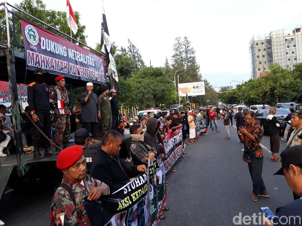Massa Berunjuk Rasa Dukung MK Netral Digelar di Solo Massa Berunjuk Rasa Dukung MK Netral Digelar di Solo