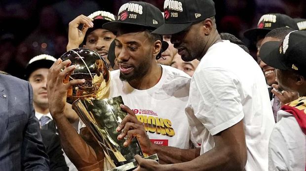 Kawhi Leonard berhasil mengantar Toronto Raptors juara NBA musim lalu.