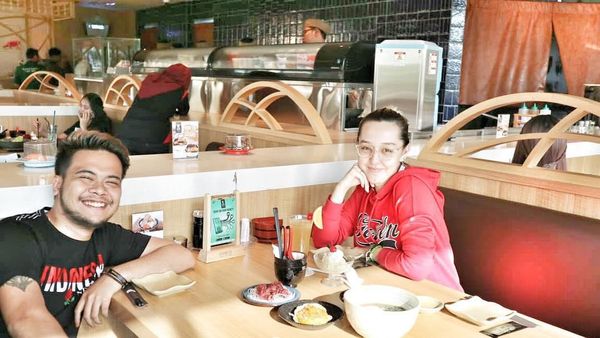 Siap Jadi Bapak, Begini Kemesraan Reza SMASH dan Kekasih Bulenya Saat Kulineran