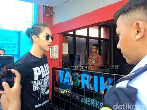 El dan Dul Tak Banyak Bicara Usai Jenguk Ahmad Dhani di Rutan Cipinang El dan Dul Tak Banyak Bicara Usai Jenguk Ahmad Dhani di Rutan Cipinang