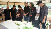 Haru Keluarga di Pemakaman Robby Sugara