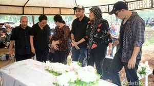 Haru Keluarga di Pemakaman Robby Sugara