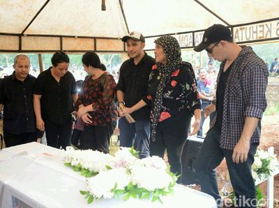 Haru Keluarga di Pemakaman Robby Sugara