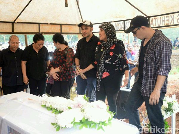 Haru Keluarga di Pemakaman Robby Sugara