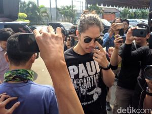 Berkacamata Hitam, El dan Dul Jenguk Ahmad Dhani di Rutan Cipinang Berkacamata Hitam, El dan Dul Jenguk Ahmad Dhani di Rutan Cipinang