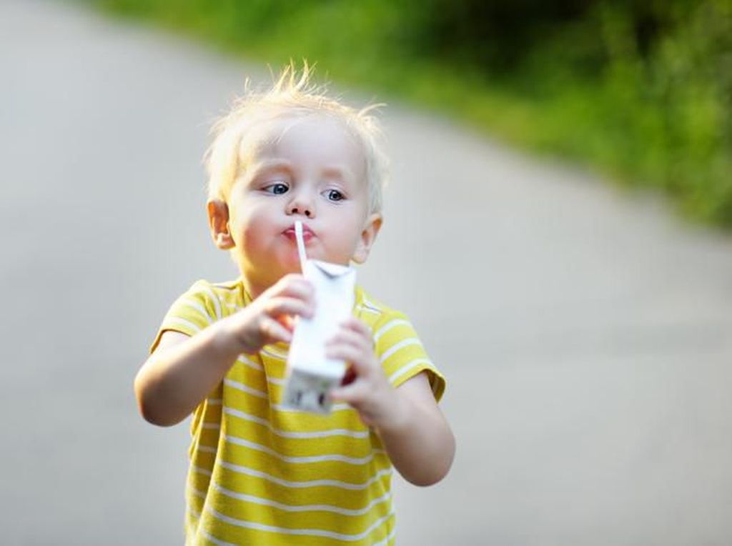 Anak Boleh Diberikan Susu UHT Sejak Usia Berapa?