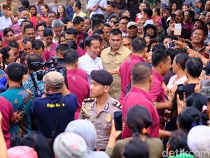 Saat Gerimis, Jokowi Tinjau Pasar Sukawati dan Belanja Buah