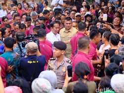 Saat Gerimis, Jokowi Tinjau Pasar Sukawati dan Belanja Buah