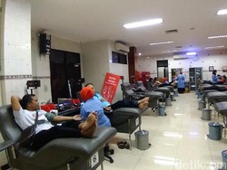 Hari Donor Darah Sedunia, Ratusan Pendonor Antre di PMI Surabaya
