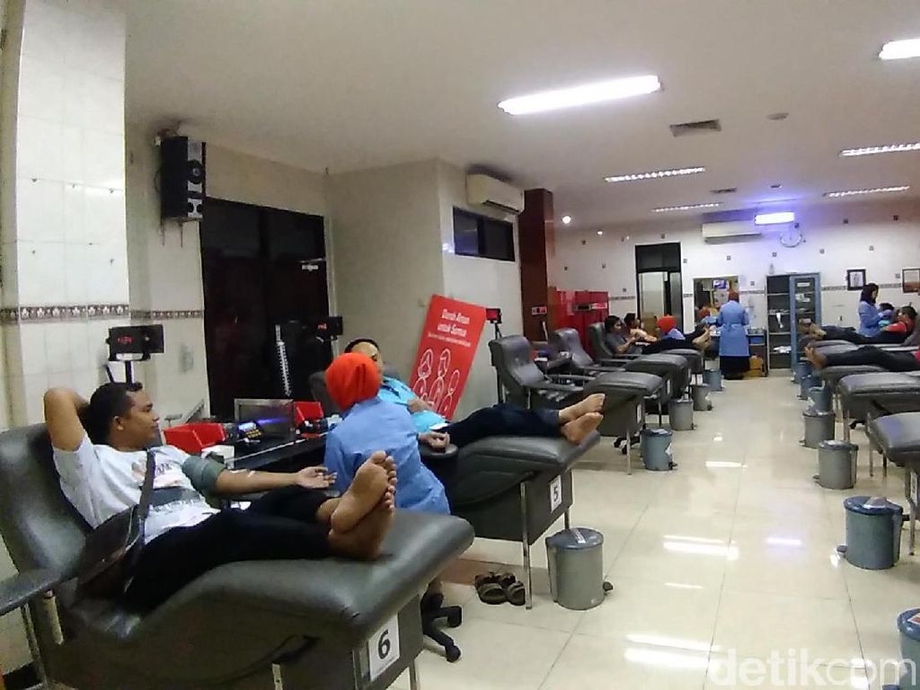Hari Donor Darah Sedunia, Ratusan Pendonor Antre di PMI Surabaya Hari Donor Darah Sedunia, Ratusan Pendonor Antre di PMI Surabaya
