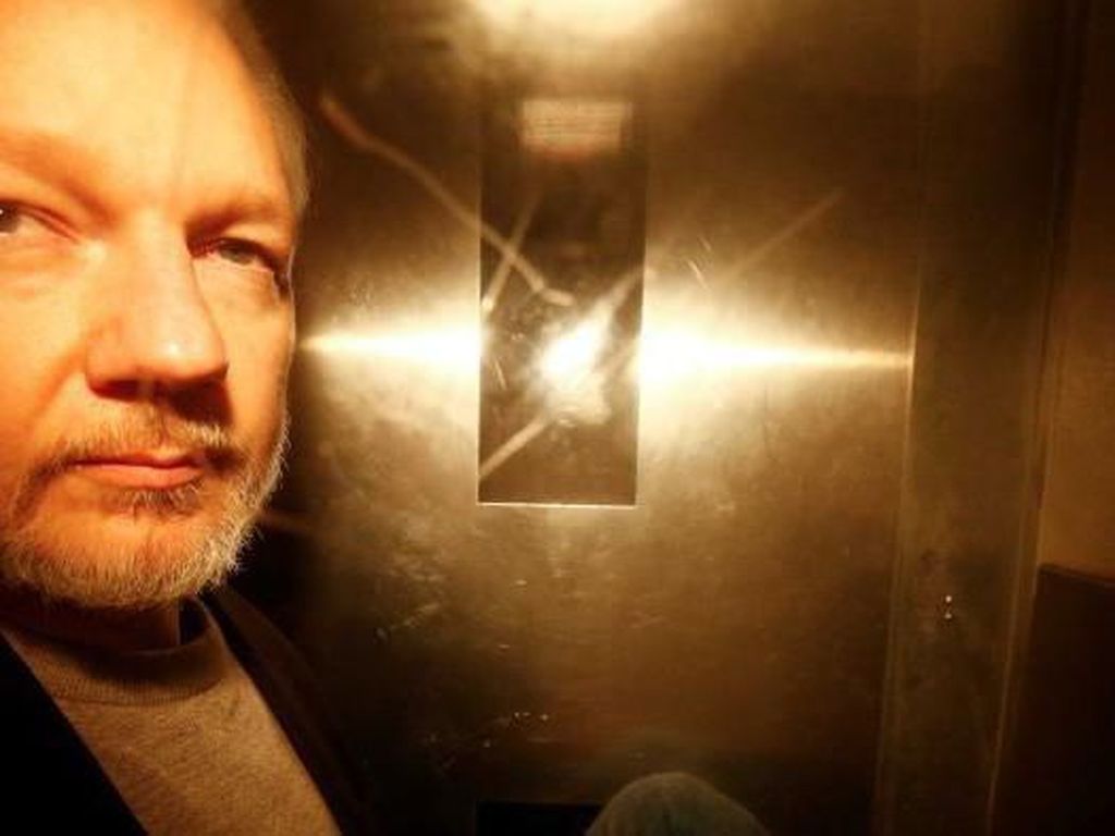 Mendagri Inggris Tanda Tangani Perintah Ekstradisi Julian Assange Mendagri Inggris Tanda Tangani Perintah Ekstradisi Julian Assange