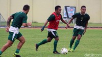 Pelatih Persebaya, Djajang Nurjaman, mengasah taktik dalam latihan hari ini. Juga berfokus kepada penyelesaian akhir.