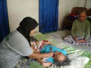 Kisah Pasangan Lansia Lumpuh di Ciamis Luput Perhatian Pemerintah Kisah Pasangan Lansia Lumpuh di Ciamis Luput Perhatian Pemerintah