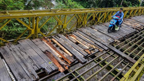 Duh, Meski Berbahaya Warga Nekat Lintasi Jembatan Bailey