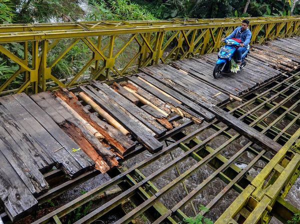 Duh, Meski Berbahaya Warga Nekat Lintasi Jembatan Bailey