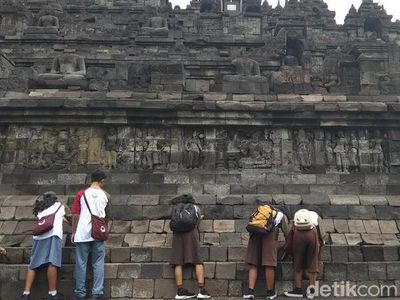 Foto: Aksi Bersih-bersih Candi Borobudur