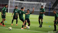 Timnas Indonesia melakukan latihan di Stadion Utama Gelora Bung Karno, Jakarta, Jumat (14/6).