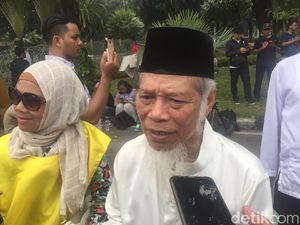 Eks Penasihat KPK Bandingkan Berita Duka Mantan Ibu Negara dan Gugurnya KPPS Eks Penasihat KPK Bandingkan Berita Duka Mantan Ibu Negara dan Gugurnya KPPS