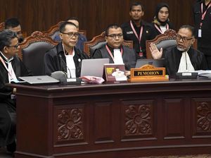 Bukti Belum Lengkap, BW Keluhkan Pemblokiran Jalan di Sekitar MK Bukti Belum Lengkap, BW Keluhkan Pemblokiran Jalan di Sekitar MK