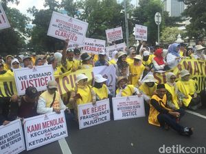 Terhalang Kawat Berduri, Massa Kawal Sidang MK Tertahan di Depan Kemhan
