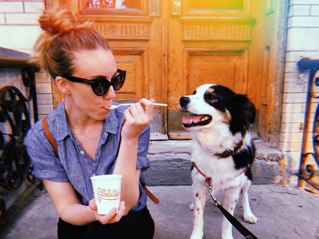 Unik! Di Kafe Ini, Pemilik dan Anjing Peliharaan Bisa Makan Es Krim Bareng Unik! Di Kafe Ini, Pemilik dan Anjing Peliharaan Bisa Makan Es Krim Bareng
