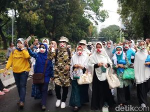 Usai Salat Jumat, Massa Emak-emak Bermasker Berdemo Kawal Sidang MK