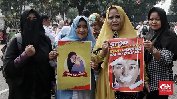 Peserta aksi yang digelar oleh Gerakan Nasional Kedaulatan Rakyat (GNKR) di Silang Monas Barat Daya kawasan Patung Kuda Indosat, Jakarta, 14 Juni.