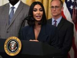 Daftarkan Kimono Jadi Merek Dagang Underwear, Kim Kardashian Dihujat
