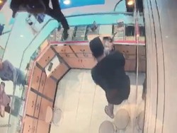 Perampokan Bersenpi di Tangerang Terekam CCTV, 6 Kotak Emas Digasak