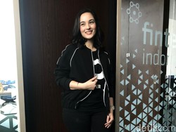 Dirangkul Mesra, Keseruan Chelsea Islan Jalan Bareng Rob Clinton