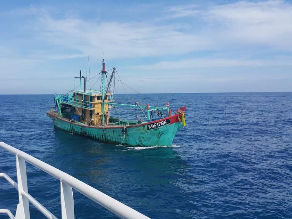Video Kapal Ilegal Malaysia Disergap di Selat Malaka Video Kapal Ilegal Malaysia Disergap di Selat Malaka