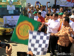 Mentan Salurkan Bantuan Rp 10 M untuk Korban Banjir di Sulsel