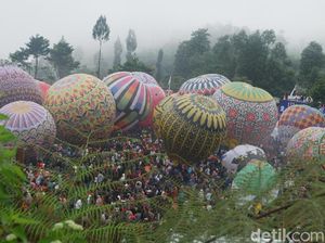 Warna-warni Balon Udara Hiasi Langit Wonosobo