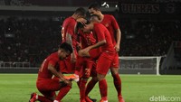 Aksi Andik merayakan gol yang dibuat Evan Dimas.