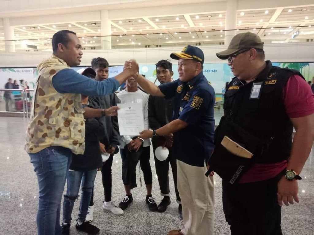4 Nelayan Asal Wakatobi yang Ditangkap di Australia Dipulangkan 4 Nelayan Asal Wakatobi yang Ditangkap di Australia Dipulangkan