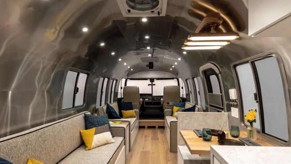 Uniknya Rumah Berjalan Dengan Interior Ala Pesawat Jet