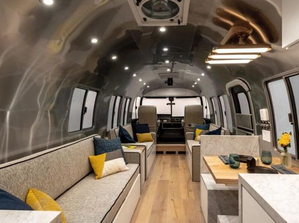 Uniknya Rumah Berjalan Dengan Interior Ala Pesawat Jet