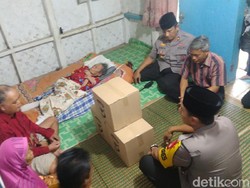 Polres Ciamis Bantu Lansia Lumpuh yang Luput Perhatian Pemerintah