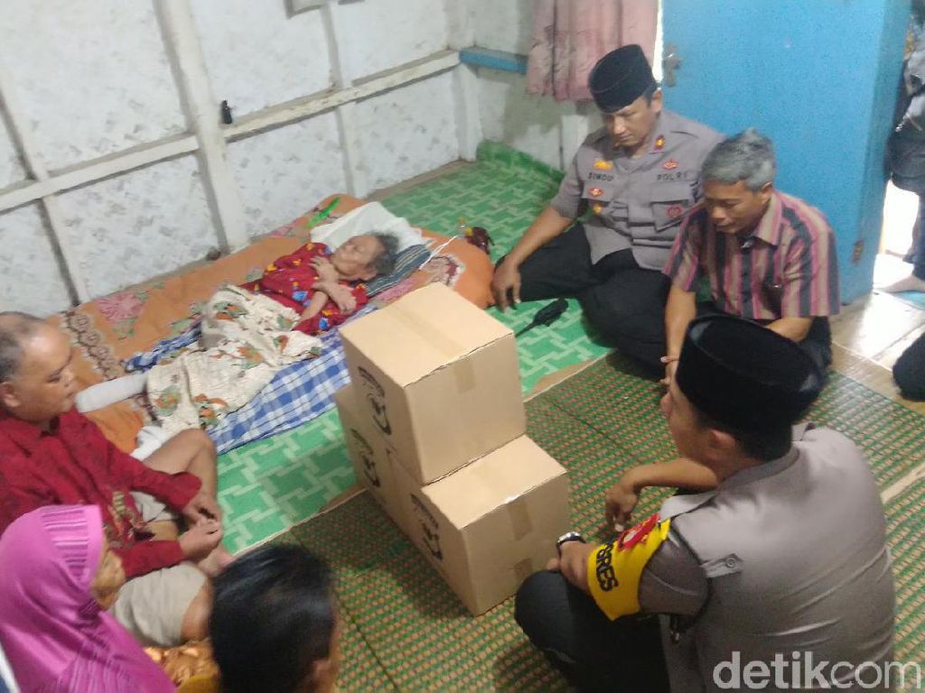 Polres Ciamis Bantu Lansia Lumpuh yang Luput Perhatian Pemerintah Polres Ciamis Bantu Lansia Lumpuh yang Luput Perhatian Pemerintah