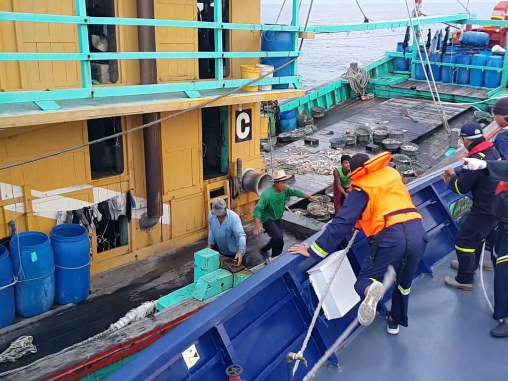 KKP Tangkap Kapal Ilegal Malaysia di Selat Malaka KKP Tangkap Kapal Ilegal Malaysia di Selat Malaka
