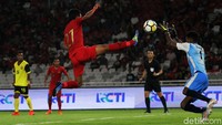 Skuat Daruda unggul 2-0 di paruh pertama lewat gol Alberto Goncalves dan Evan Dimas.