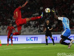 Skuat Daruda unggul 2-0 di paruh pertama lewat gol Alberto Goncalves dan Evan Dimas.