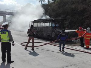 Bus Pariwisata Ludes Terbakar Di Tol Madiun, Korban Jiwa Nihil