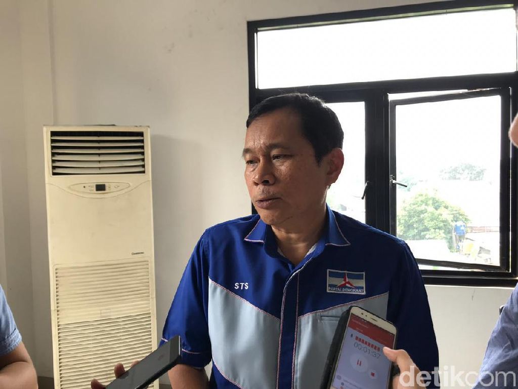 Kader PD Geram Canda Yasonna soal Bos Benny Harman Masih Lama Jadi Presiden! Kader PD Geram Canda Yasonna soal Bos Benny Harman Masih Lama Jadi Presiden!