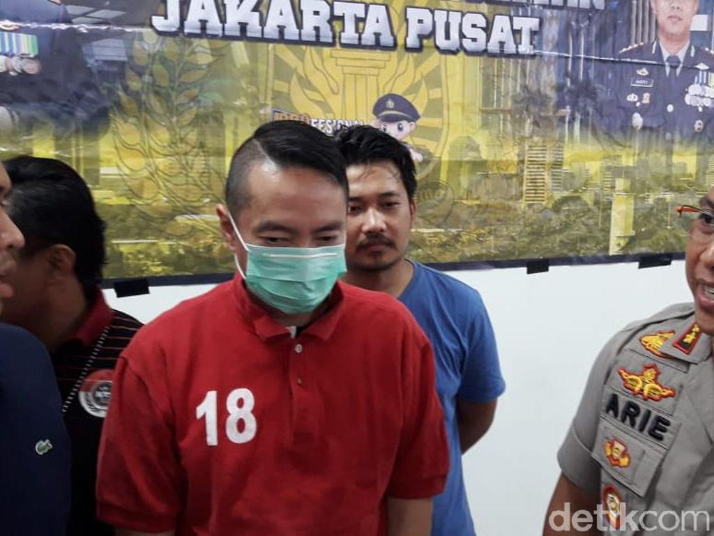 Video: Ditangkap, Pemobil yang Acungkan Pistol Minta Maaf Video: Ditangkap, Pemobil yang Acungkan Pistol Minta Maaf