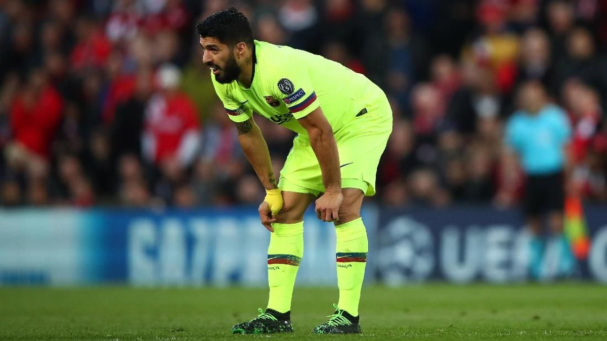 Luis Suarez tertunduk saat Barcelona dikalahkan Liverpool 0-4 di Anfield pada semifinal Liga Champions musim lalu. (Foto: Clive Brunskill/Getty Images)