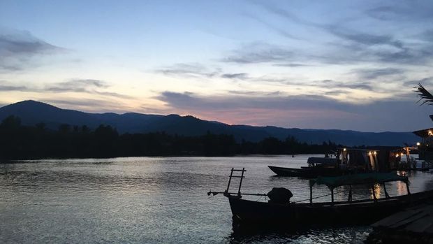 Pemandangan dari salah satu penginapan di kawasan hulu sungai di Kampot, Kamboja. (Dok. Rika Nova)